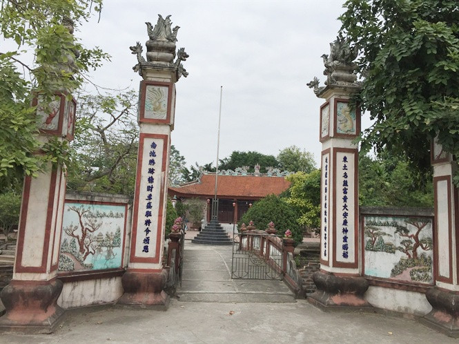  Khi cùng gia đình di cư đến Nam Trì (Ân Thi, Hưng Yên), Lữ Gia kết nghĩa anh em với Nguyễn Danh Lang. Nguyễn Danh Lang làm tướng 3 đời vua Triệu nước Nam Việt. Khi Nguyễn Danh Lang mất, Lữ Gia truyền cho dân làng lập đền thờ. 