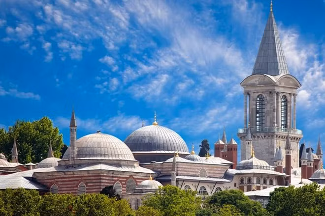 Theo BBC, cung điện Topkapi tồn tại gần 400 năm, từng là nơi ở của các vị vua Ottoman (ở Thổ Nhĩ Kỳ ngày nay). Cung điện nổi tiếng về giá trị về mặt lịch sử và văn hóa. Với diện tích lên tới 70.000 m2, Topkapi cùng là một trong những cung điện lớn nhất thế giới.