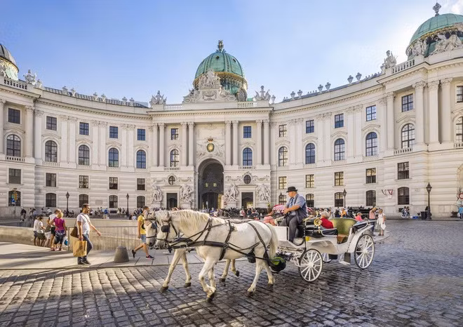 Tọa lạc tại thủ đô Viên của nước Áo, cung điện hoàng gia Hofburg lung linh như hòn ngọc của thành phố. Nó được xây dựng từ thế kỷ thứ 13 (dòng họ hoàng gia Hofburg tu sửa liên tục) với cấu trúc gồm 2.600 phòng. Hofburg là một trong những cung điện hoàng gia lộng lẫy nhất thế giới.