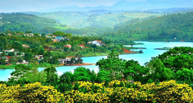 Là trung tâm của tỉnh lỵ, thị xã Gia Nghĩa có hạ tầng giao thông thuận lợi, tuyến Quốc lộ 14 và 28 đi qua. Cùng đó là những ưu đãi về điều kiện tự nhiên, Gia Nghĩa có nhiều tiềm năng thu hút đầu tư, phát triển kinh tế - xã hội.