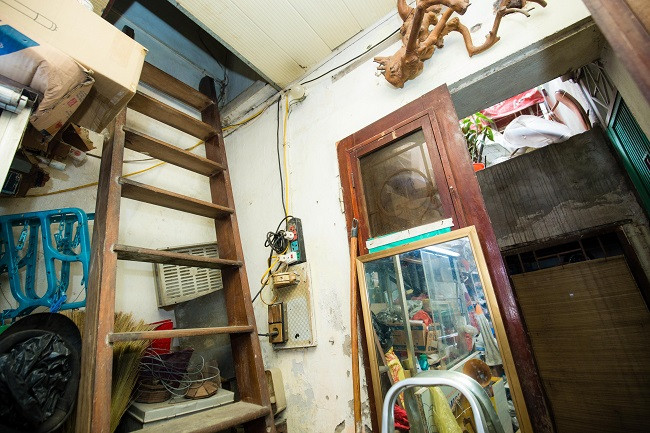 Cầu thang lên gác xép chất kín đồ xung quanh nên tương đối chật chội, khó di chuyển đặc biệt với một cụ ông 79 tuổi.