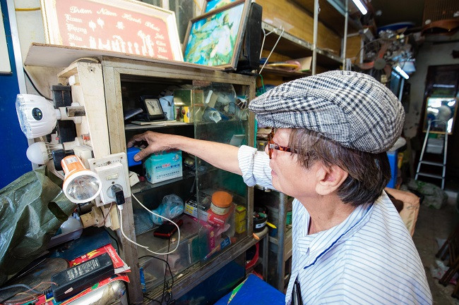 Các kệ đồ được đóng lên cao chạm trần nhà để tận dụng tối đa diện tích.