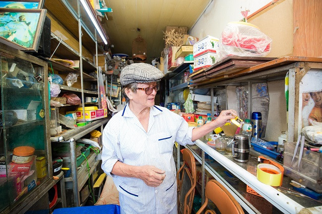 Chủ nhân của căn nhà là ông Bùi Phương Dực (79 tuổi) hiện đang sống một mình tại đây và tận dụng căn nhà nhỏ làm cửa hàng kinh doanh đồ điện gia dụng.