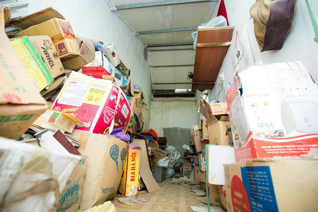 Ông Dực cho biết, hiện nay căn nhà đã xuống cấp nghiêm trọng. Tường bong tróc, mái ngói hư hỏng và bị dột khi trời mưa.