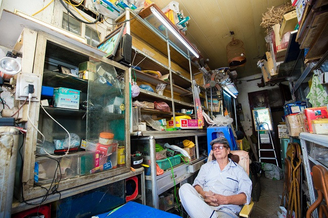 Tuy nhiên, do không đủ diện tích xây dựng lại theo quy định của Luật Xây dựng và Luật nhà ở nên ông Dực chấp nhận “sống chung với lũ”.