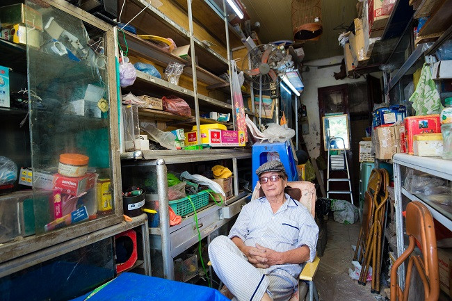 Gia đình ông Dực đã phải chuyển đi nơi khác sinh sống, chỉ còn lại mình ông thường xuyên ở nơi này để kinh doanh. Tuy nhỏ, nhưng do nằm sát mặt đường lớn nên chủ nhân căn nhà muốn tận dụng từng m2 đất để kiếm tiền.