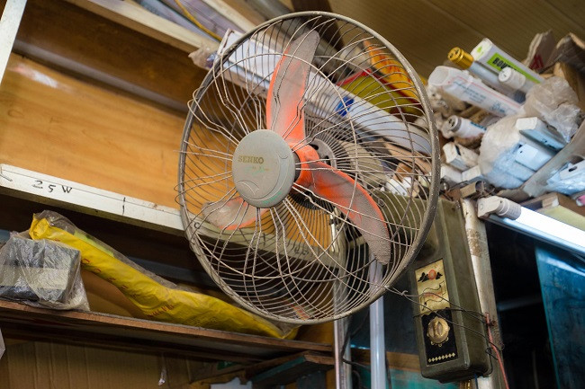 Để thích nghi với cuộc sống trong căn nhà “siêu nhỏ”, cụ ông 79 tuổi đã phải cắt bỏ phần lớn đồ dùng sinh hoạt, chỉ giữ lại những món đồ thiết yếu nhất.