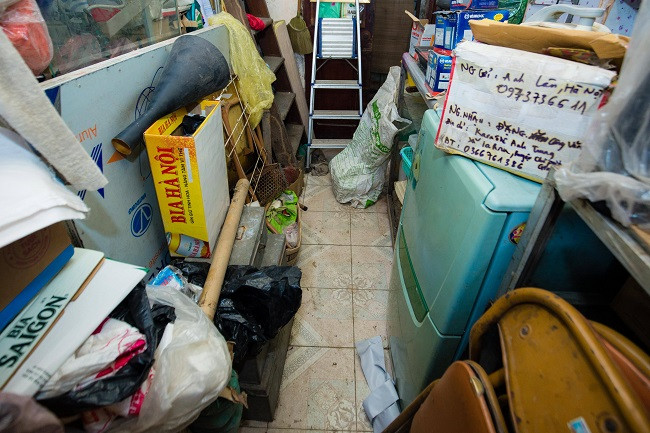 Chiều dài ngôi nhà 91 Đại La chỉ khoảng 6 – 7 bước chân của người lớn, chiều ngang chỉ vừa cho một người di chuyển.