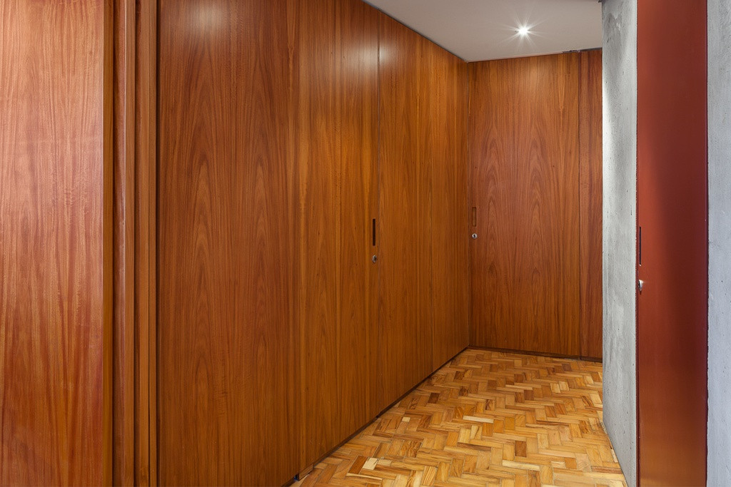 Hệ thống nội thất trong căn nhà được thiết kế với ý tưởng như phông nền của một sân khấu kịch, trở thành không gian lưu trữ các đồ đạc sử dụng trong gia đình và không chiếm không gian của khu sinh hoạt chung.