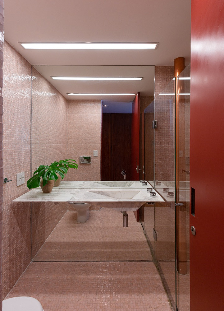 Một phòng tắm khác có thiết kế đặc biệt hơn nhờ lát gạch hồng. Ý tưởng này dựa trên một kỷ niệm thời thơ ấu của chủ nhà.