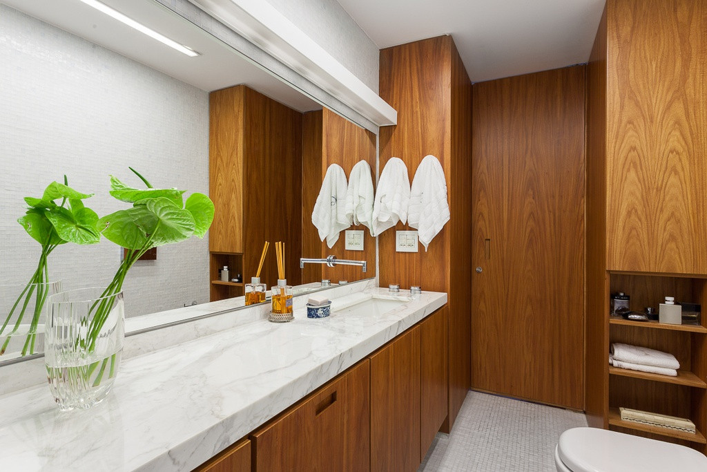 Phòng tắm lớn sang trọng, ấm cúng và thư giãn nhờ sự kết hợp giữa gỗ, đá và cây xanh.