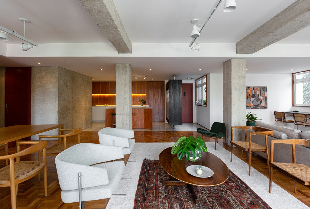 Họa tiết hoa văn của thảm trải sàn và các bức tranh với nhiều khối màu sắc giúp không gian phòng khách trở nên sinh động, phù hợp làm nơi để tụ tập với bạn bè, người thân.