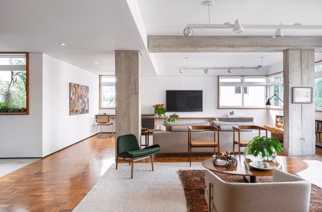 Nội thất được lựa chọn trong căn hộ có gam màu nóng, tương phản với màu trắng và xám của tường, trần nhà. Điều này giúp tạo ra một không gian ấm cúng, ấn tượng, hiện đại song vẫn đậm cá tính nhờ những tác phẩm tranh chủ nhà sưu tập.