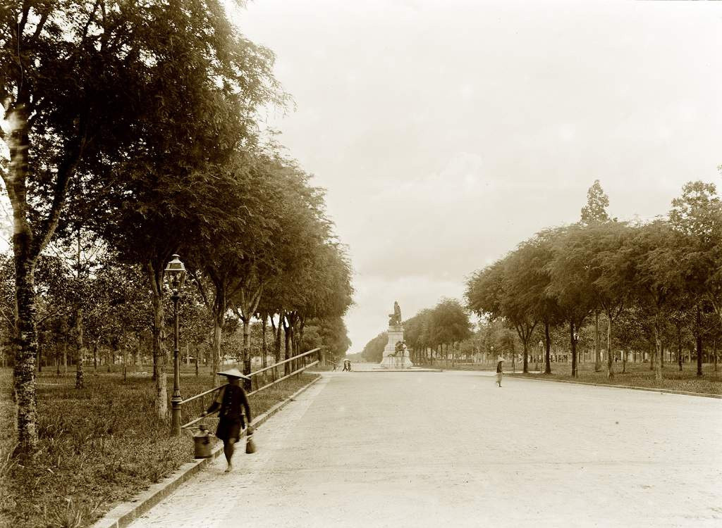 Đại lộ Norodom năm 1896 (nay là đường Lê Duẩn). Đại lộ dài khoảng 2 km nối Thảo cầm viên với Dinh Norodom, tên một nhà vua Campuchia từng đến thăm Sài Gòn (sau là Dinh Độc Lập).