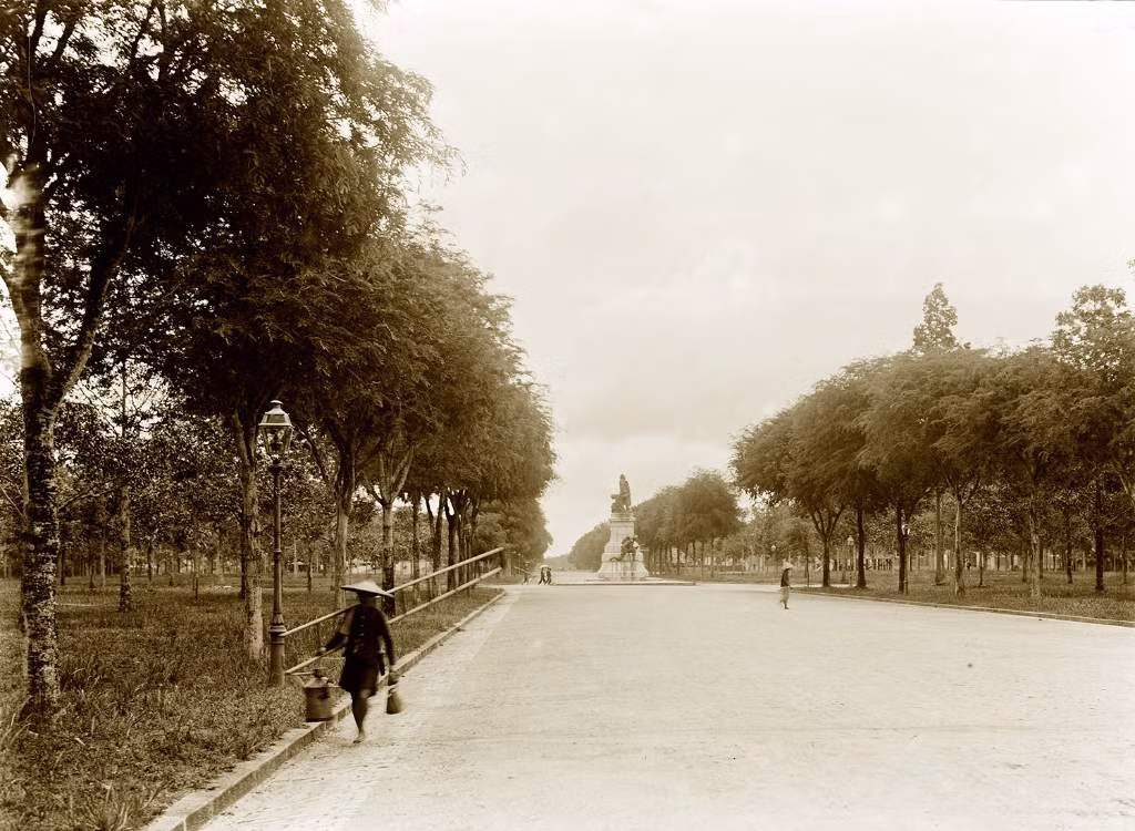Đại lộ Norodom năm 1896 (nay là đường Lê Duẩn). Đại lộ dài khoảng 2 km nối Thảo cầm viên với Dinh Norodom, tên một nhà vua Campuchia từng đến thăm Sài Gòn (sau là Dinh Độc Lập).