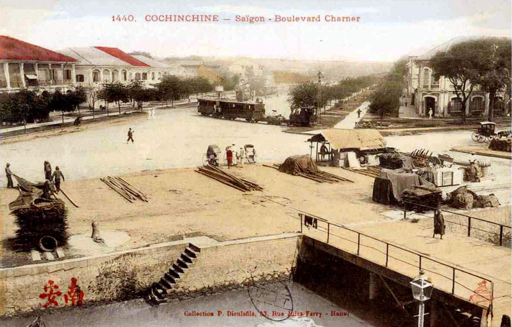 Cảnh sinh hoạt, buôn bán, giao thông trên đại lộ Charner (tên một đô đốc) cuối thế kỷ 19 (nay là đường Nguyễn Huệ), khởi thủy là kênh đào mang tên Kinh Lớn, dẫn nước từ sông Sài Gòn vào thành Gia Định. Năm 1887, người Pháp cho lấp kênh đào, cải tạo thành đại lộ như ngày nay.