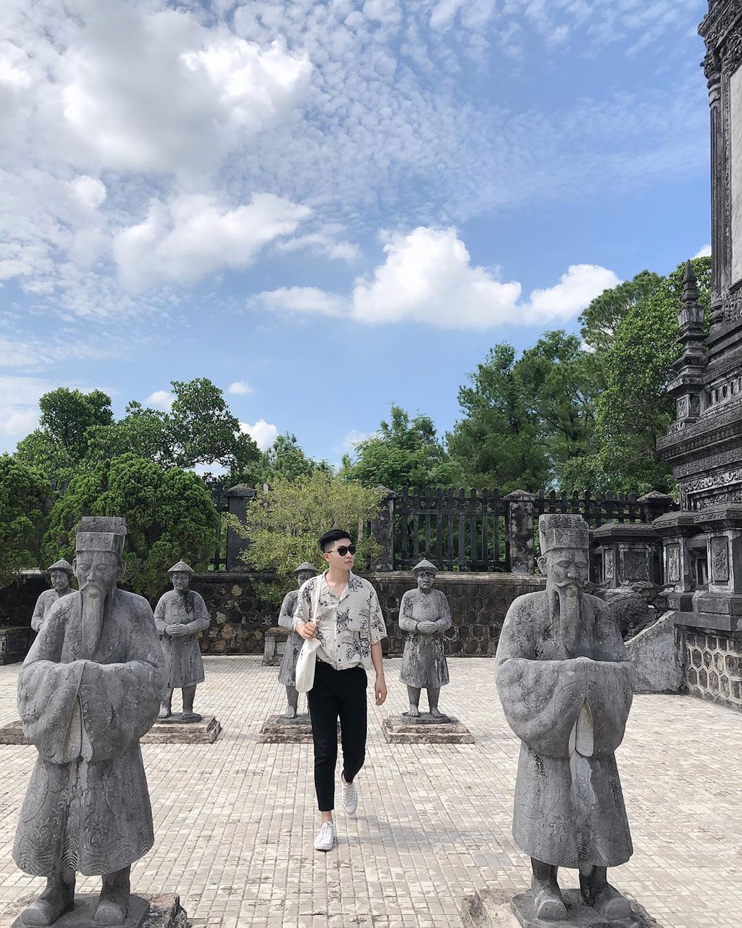 Theo bảng thông tin giới thiệu điểm đến, Ứng Lăng được xây dựng kéo dài trong 11 năm (1920-1931). Khuôn viên lăng có các công trình như bi đình, các hàng tượng quan lại, binh lính, voi, ngựa, Thiên Định cung... Ảnh: Trankientai.