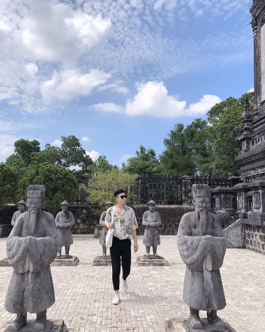 Theo bảng thông tin giới thiệu điểm đến, Ứng Lăng được xây dựng kéo dài trong 11 năm (1920-1931). Khuôn viên lăng có các công trình như bi đình, các hàng tượng quan lại, binh lính, voi, ngựa, Thiên Định cung... Ảnh: Trankientai.