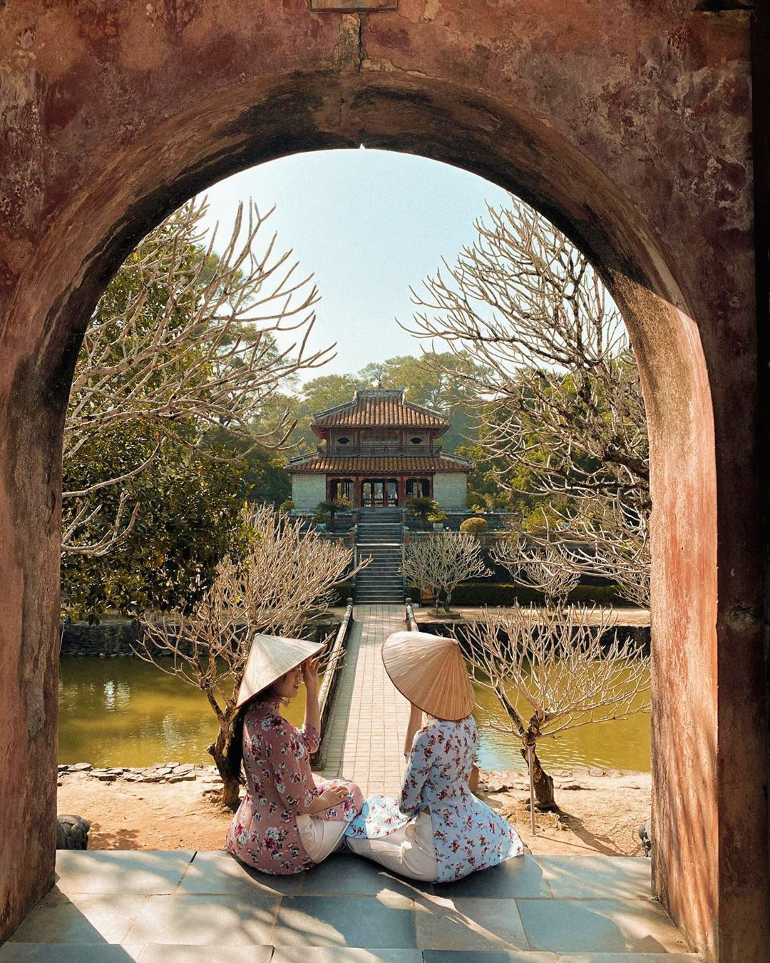  Minh Lâu nghĩa là lầu sáng, gồm 2 tầng, 8 mái, tọa lạc trên một ngọn đồi cao ở Hiếu Lăng, mang nhiều ý nghĩa biểu trưng của triết học phương Đông. Công trình kiến trúc nổi bật này cũng là góc check-in thu hút nhiều du khách khi đến tham quan lăng. Ảnh: Gin.cestmoi.