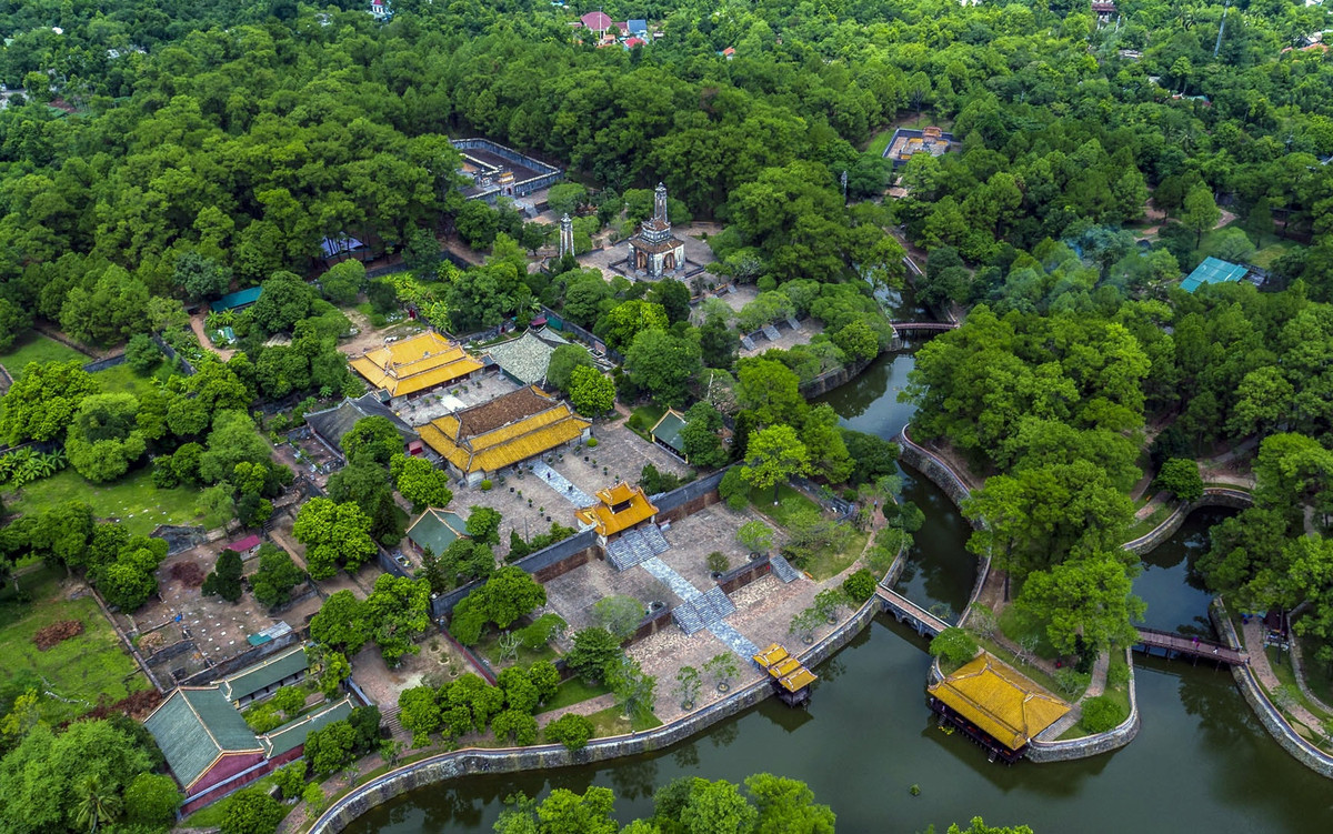 Lăng Tự Đức có tên chữ là Khiêm Lăng, mang vẻ đẹp thơ mộng, trữ tình. Theo tư liệu của Trung tâm Bảo tồn di tích cố đô Huế, bố cục lăng gồm 2 phần chính, bố trí trên 2 trục dọc song song nhau, có gần 50 công trình mang chữ Khiêm trong tên gọi như Khiêm Cung môn, Hòa Khiêm điện, Lưu Khiêm hồ... Ảnh: Lê Huy Hoàng Hải.