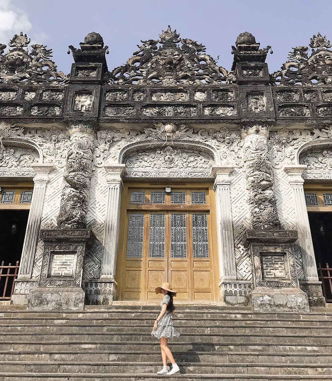  Thông tin giới thiệu điểm đến cho biết Ứng Lăng được xây dựng với sự kết hợp cả vật liệu hiện đại của Pháp và vật liệu truyền thống của Việt Nam. Công trình thể hiện sự pha trộn nhiều dòng kiến trúc Á - Âu, cổ điển - hiện đại, phản ánh bối cảnh giao thoa văn hóa Đông - Tây của lịch sử... Ảnh: Tnl.camtu.