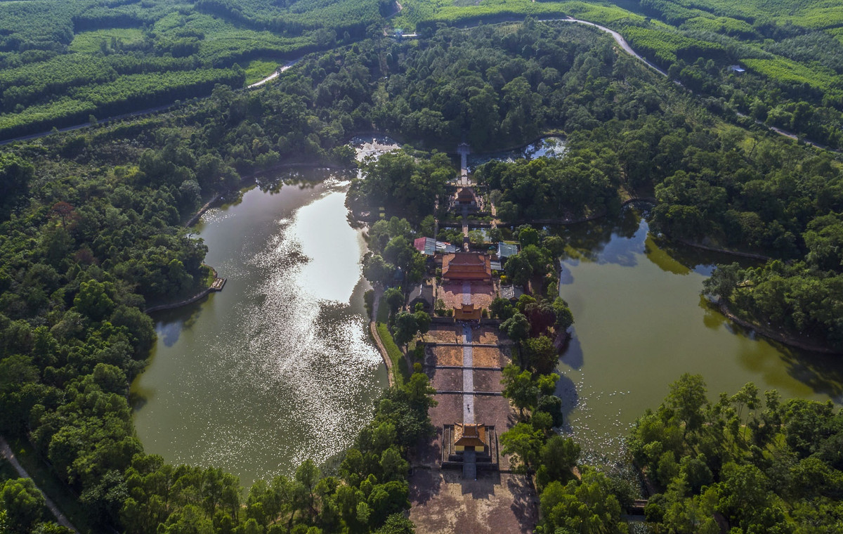 Lăng Minh Mạng có tên chữ là Hiếu Lăng, mang dáng vẻ uy nghiêm, tĩnh tại đặc biệt trong các lăng tẩm ở cố đô Huế. Tư liệu của Trung tâm Bảo tồn di tích cố đô Huế cho biết những công trình ở lăng được bố trí đăng đối trên một trục dọc theo đường thần đạo, tạo thành điểm nhấn kiến trúc lăng. Ảnh: Lê Huy Hoàng Hải.