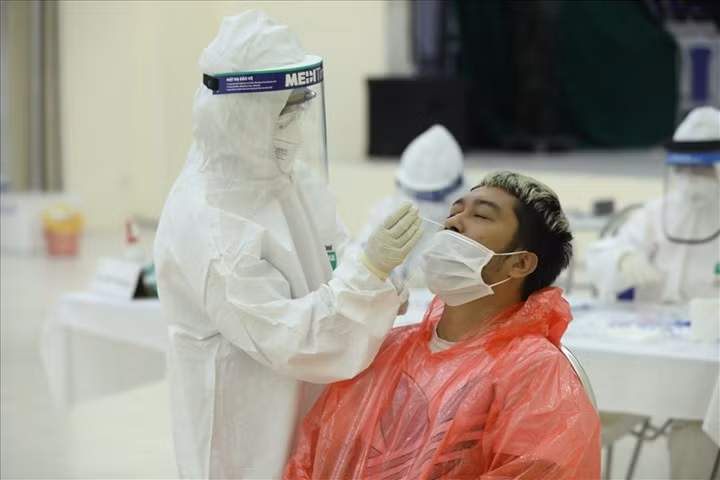 Bat ngo xet nghiem 2 lan am tinh ca COVID-19 lien quan Benh vien E