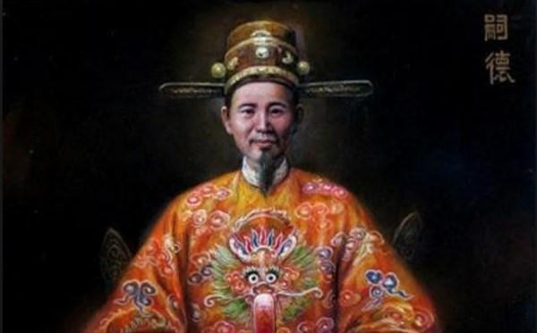 Tự Đức (1829-1883): Siêng năng, chăm chỉ, giỏi văn thơ, làm vua tới 36 năm, Tự Đức là một trong những ông vua có số phận hẩm hiu bậc nhất triều Nguyễn. Không có con nối dõi, cuối đời, ông phải tự dựng bia mộ cho mình. Trên tấm bia này, Tự Đức tự nhận với hậu thế tội trạng. Tự Đức cho rằng cuộc đời làm vua của ông có 2 tội lớn: Không có con nối dõi và để mất nước.