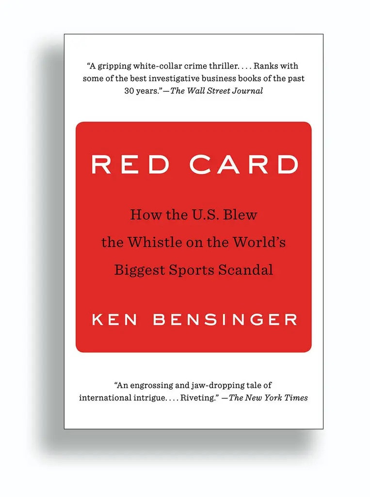 Red Card: FIFA and the Fall of the Most Powerful Men in Sports (2018). Một cuốn sách đề cập đến FIFA, tham nhũng và việc trao quyền đăng cai World Cup. Tác giả Ken Bensinger vốn là một phóng viên của New York Times, chỉ ra những bất thường trong việc lựa chọn đất nước đăng cai tổ chức ngày hội bóng đá lớn nhất toàn cầu. Câu chuyện về sự sụp đổ của FIFA có tất cả khía cạnh: quyền lực, sự phản bội, trả thù, tham nhũng, ngôi sao thể thao... Nhà báo điều tra đã đi đến những mặt tối của cơ quan quản lý bóng đá quyền lực nhất hành tinh. Ảnh: New York Times.