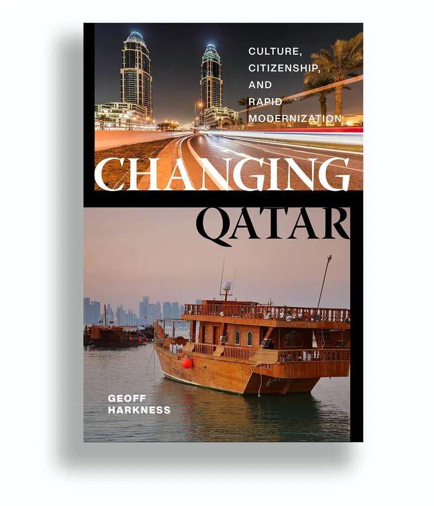 Changing Qatar: Culture, Citizenship, and Rapid Modernization (2020). Một quyển sách mang đến hiểu biết về nhiều cộng đồng Qatar, được viết bởi Geoff Harkness, một nhà xã hội học từng có thời gian sinh sống và làm việc ở thủ đô Doha. Tác giả bày tỏ đồng cảm với những thách thức của đất nước, cũng như đề cập sơ lược về các vấn đề xung quanh quyền tự do ngôn luận, giới tính và cách đối xử với người lao động nhập cư. Ảnh: New York Times.