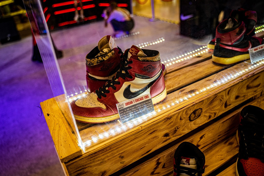 Khu vực trưng bày giày cũng là một điểm sáng của sự kiện lần này. Hàng loạt đôi Jordan hiếm khi được trưng bày, nay thu hút sự chú ý của đông đảo tín đồ yêu sneaker.