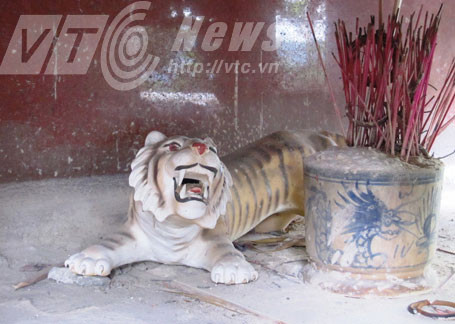 Hổ dữ được người dân thờ như thần linh ở đỉnh đèo Tam Điệp. Hổ dữ được người dân thờ như thần linh ở đỉnh đèo Tam Điệp.