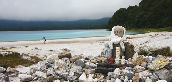 Tượng ngài Jizo trong khuôn viên chùa Bồ Đề. Tượng ngài Jizo trong khuôn viên chùa Bồ Đề.