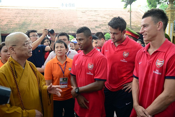 Các Pháo thủ tỏ ra khá lúng túng và phải nhờ đến sự giảng giải của sư trụ trì.