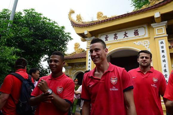 Cầu thủ Arsenal vui vẻ ngắm cảnh chùa.