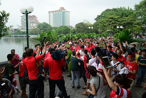Phải nhờ đến sự can thiệp của lực lượng an ninh, ba cầu thủ Arsenal mới có thể vào chùa.