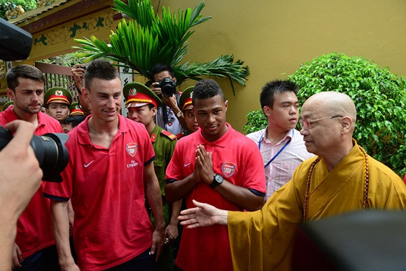 Sư trụ trì Thích Thanh Nhã giới thiệu sơ qua về chùa Trấn Quốc cho các Pháo thủ.