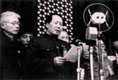 Mao Trạch Đông phát biểu tại buổi lễ tuyên bố thành lập nước Cộng hoà nhân dân Trung Hoa.