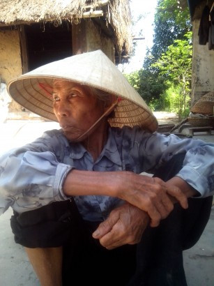 Bà Chúc đang kể về những điều bà chứng kiến và cái kết buồn của hai người cháu.