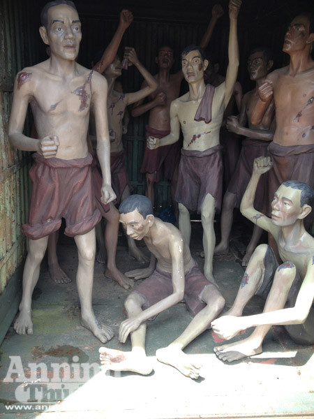 Khác với chuồng cọp làm bằng kẽm gai, chuồng cọp Catso do Mỹ - Nguỵ sáng chế ra không kém phần man rợ đối với các tù nhân nhà tù Phú Quốc. Chuồng cọp Catso được làm bằng sắt tấm biệt kín bốn mặt, hình dáng tương tự như chiếc container, cũng có loại lớn, loại nhỏ. Chúng thiết kế loại chuồng cọp này để đàn áp tù binh. Người tù bị giam vào đây, cửa khoá chặt, không có ánh sáng, thiếu không khí để thở, ăn uống khổ cực, tiêu, tiểu tại chỗ, ban đêm thì lạnh, ban ngày thì nóng như thiêu, như đốt. Bị giam lâu ngày trong chuồng cọp Catso, khi được thả ra ngoài, tù binh không còn nhìn thấy đường vì mắt bị mờ, sức khoẻ và tinh thần bị giảm sút nghiêm trọng.