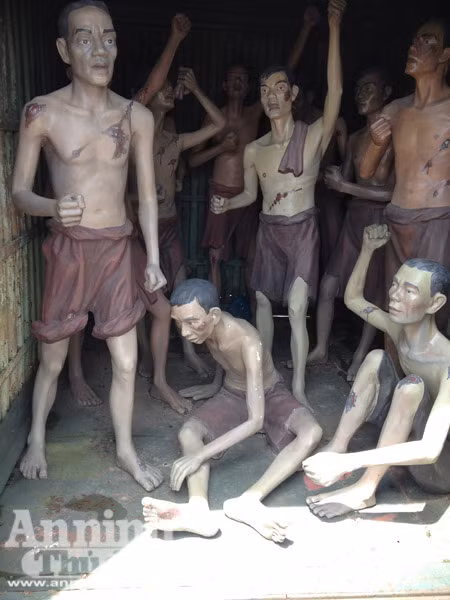 Khác với chuồng cọp làm bằng kẽm gai, chuồng cọp Catso do Mỹ - Nguỵ sáng chế ra không kém phần man rợ đối với các tù nhân nhà tù Phú Quốc. Chuồng cọp Catso được làm bằng sắt tấm biệt kín bốn mặt, hình dáng tương tự như chiếc container, cũng có loại lớn, loại nhỏ. Chúng thiết kế loại chuồng cọp này để đàn áp tù binh. Người tù bị giam vào đây, cửa khoá chặt, không có ánh sáng, thiếu không khí để thở, ăn uống khổ cực, tiêu, tiểu tại chỗ, ban đêm thì lạnh, ban ngày thì nóng như thiêu, như đốt. Bị giam lâu ngày trong chuồng cọp Catso, khi được thả ra ngoài, tù binh không còn nhìn thấy đường vì mắt bị mờ, sức khoẻ và tinh thần bị giảm sút nghiêm trọng.