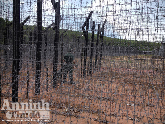 Sau khi thực hiện những thủ đoạn thâm độc nhất nhằm làm lung lay ý chí của chiến sĩ cộng sản không được, quân Nguỵ đã tra tấn cho đến chết, với những hình thức dã man, quái đản nhất. Ảnh: Nhà tù được bao quanh bởi hệ thống dây thép gai dày đặc. Một đoạn lại có quân lính và chó nghiệp vụ canh gác, chưa kể các tháp canh ở các góc của nhà tù.