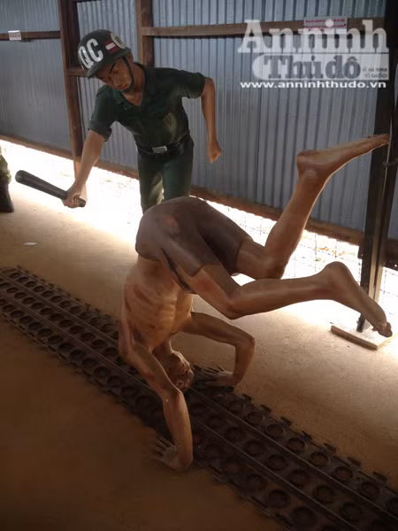 Nhiều tù nhân máu phun ra khi bị bắt cởi trần, lộn người trên những thanh sắt đầy sắc nhọn.