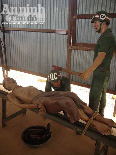 Tù nhân cộng sản bị trói trên ống sắt, đốt lửa ở dưới...