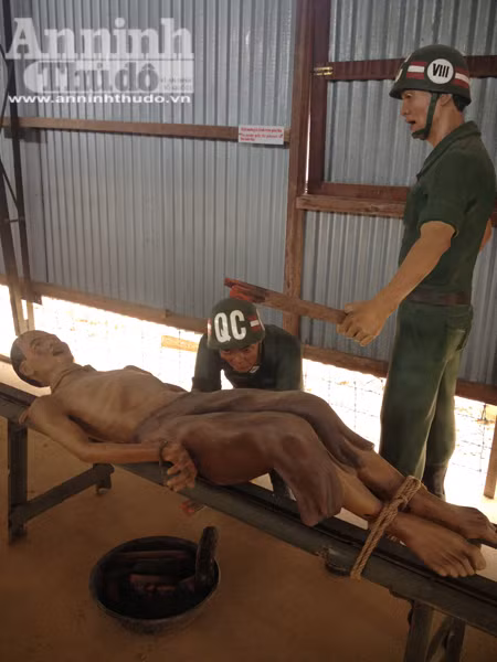 Tù nhân cộng sản bị trói trên ống sắt, đốt lửa ở dưới...