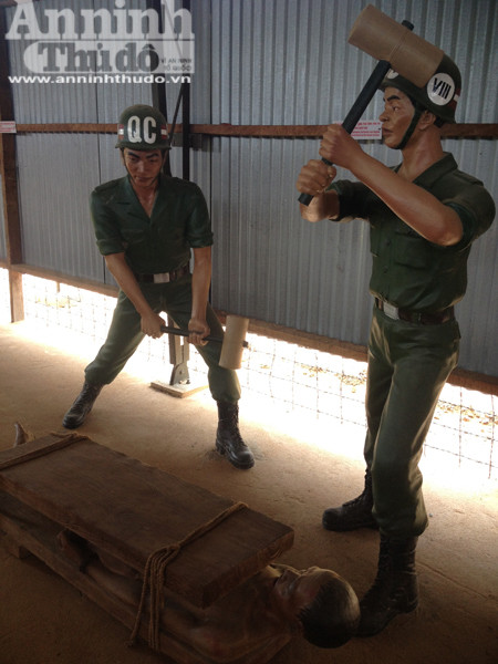 Có tù nhân bị chúng trói, dùng ván gỗ và ốc vít để ép vào ngực. Lại có người bị ép giữa hai tấm ván dày rồi dùng vồ đập.