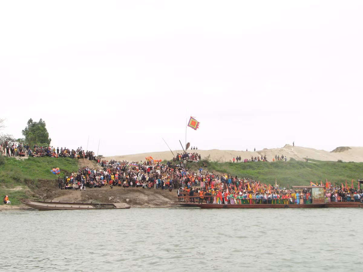 Mối tình Chử Đồng Tử và Tiên Dung đã để lại một giai thoại tình yêu đẹp cho đời và có lẽ cũng là một tuyên ngôn về tự do tình yêu từ thời xa xưa. Ngày nay, để tưởng nhớ cuộc kỳ ngộ của Đồng Tử và Tiên Dung tại bãi sông, mỗi dịp lễ hội người dân Dạ Trạch lại tổ chức ra bờ sông Hồng làm lễ rước nước.