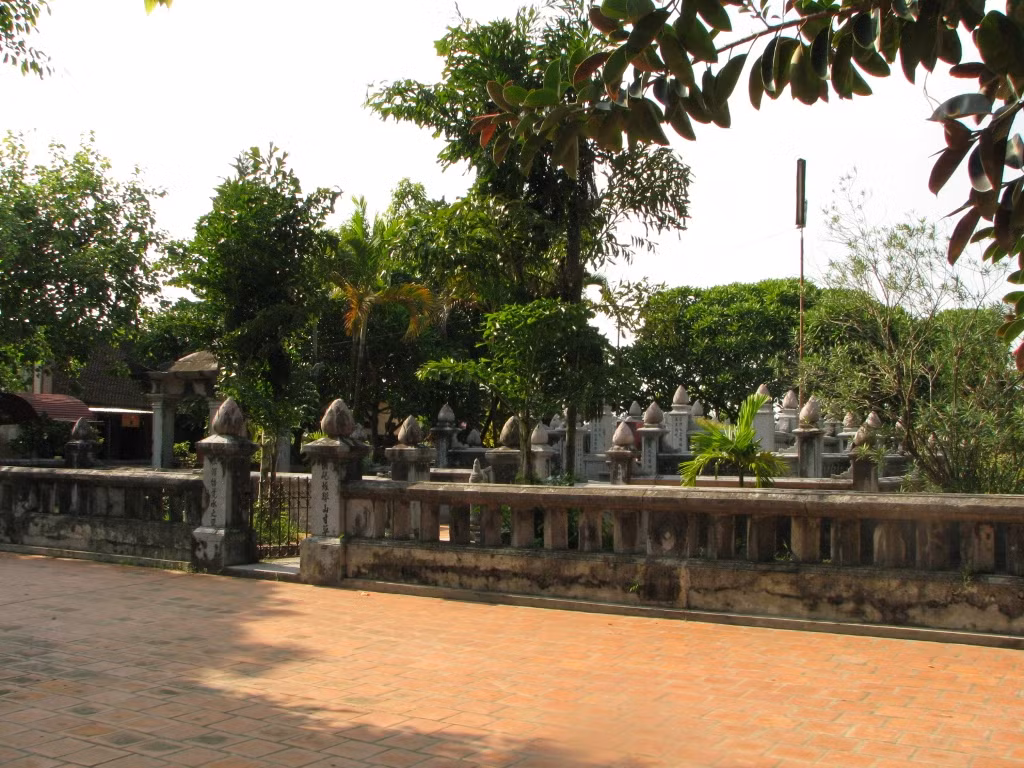 Cách đó không xa và nằm trên đất của làng Tiên Hương là lăng mộ của mẫu Liễu với các cấu trúc hoàn toàn bằng đá được xây dựng từ thời nhà Nguyễn.