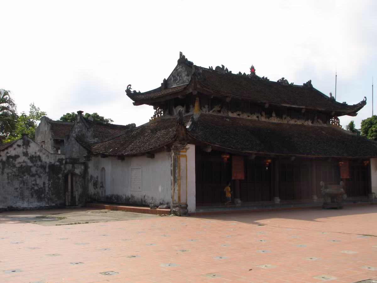 Mẫu Liễu Hạnh được thờ phụng ở nhiều nơi trong nước ta nhưng nơi quy mô nhất là quần thể di tích phủ Dày ở xã Kim Thái – Vụ Bản – Nam Định. Đây là đất phát tích của Mẫu Liễu nên có cả một quần thể gồm đền thờ, lăng mộ và những phủ lưu dấu những lần thánh hiển linh. Trong ảnh là Phủ Vân Cát, tương truyền là nền nhà cũ của cha mẹ đẻ mẫu Liễu.