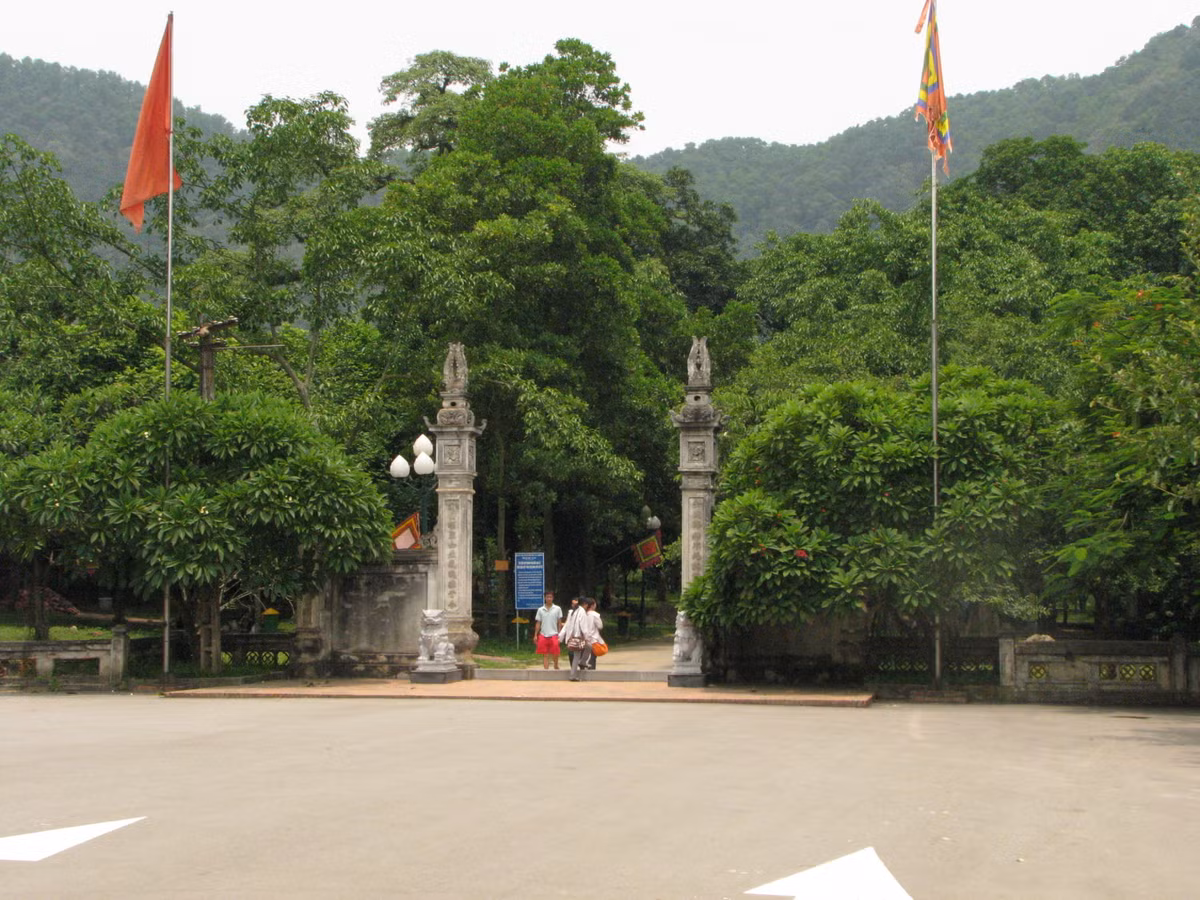 Sau thánh Tản Viên, thánh Gióng là vị thánh với công lao đánh giặc cứu nước. Núi Sóc ở huyện Sóc Sơn – Hà Nội tương truyền là nơi ngài đã cưỡi ngựa sắt bay lên trời sau khi giặc tan.